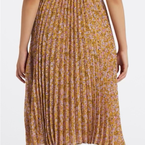 Perla Pleated Flutter Sleeve Midi Dress - Picture 4 of 5